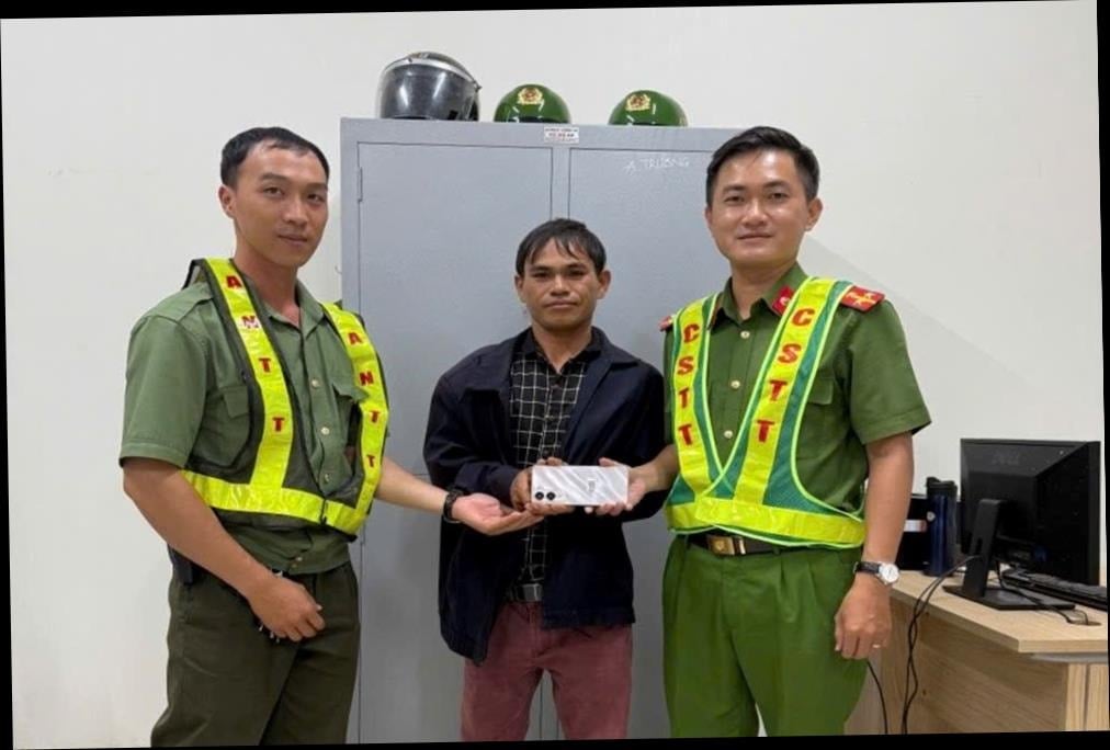 polizia-di-dinh-van-lam-ha-scambia-il-telefono-torna-ad-anh-huan.jpg