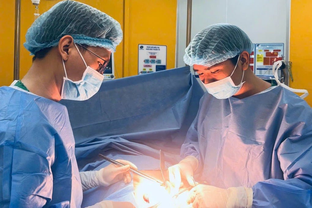 Mổ thoát vị rốn, bác sĩ phát hiện sát thủ ẩn mình trong bụng cụ ông - 1