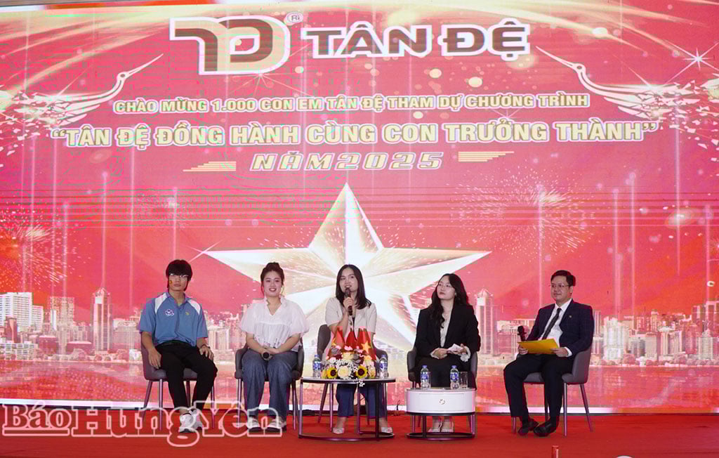 Các diễn giả cùng với con của người lao động Công ty Tân Đệ đối thoại, chia sẻ về chủ đề chọn nghề hiện nay và tư vấn định hướng nghề nghiệp.