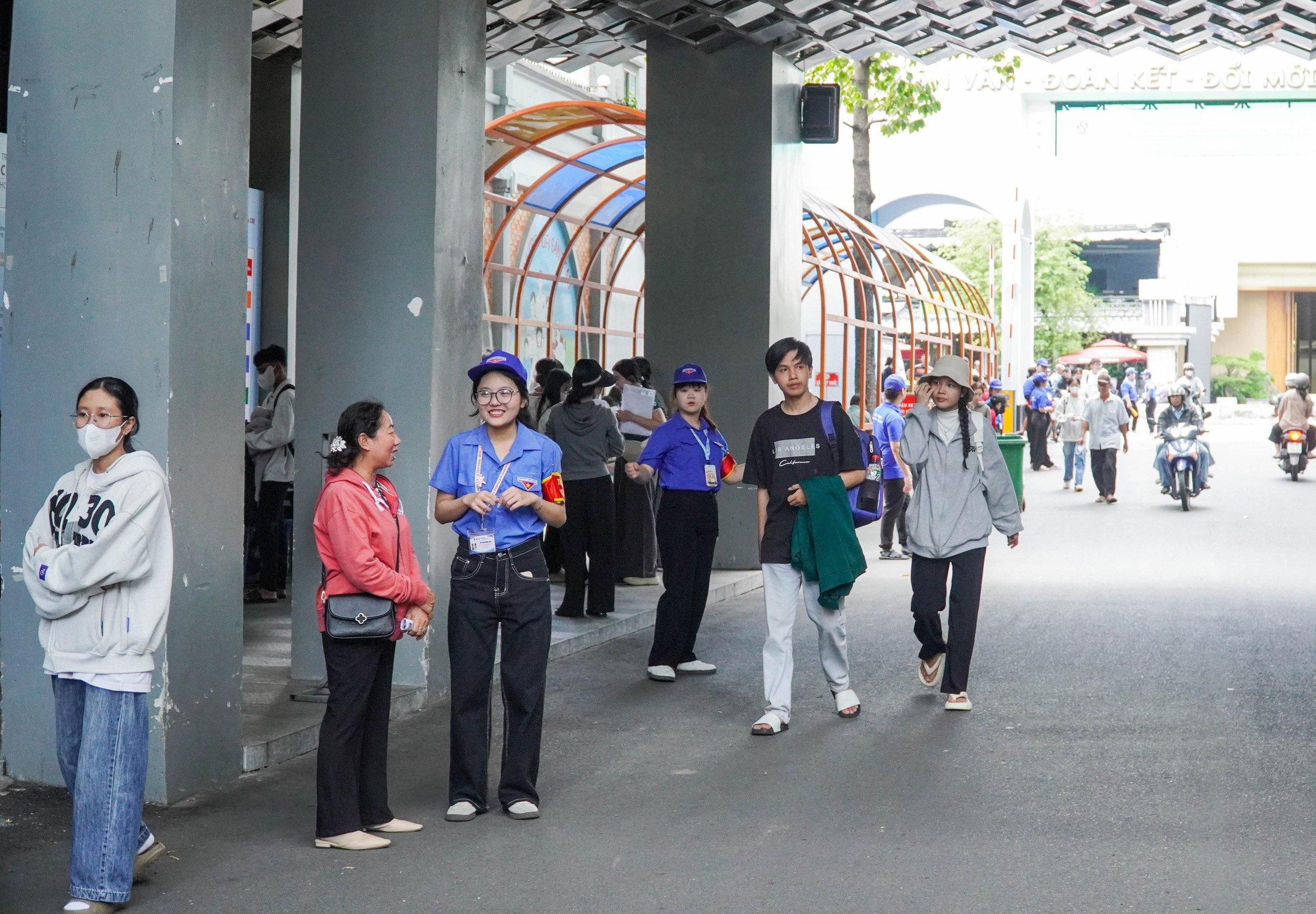 Bất ngờ hình ảnh ngày đầu làm thủ tục nhập học tại Trường ĐH Công thương TP HCM - Ảnh 2.