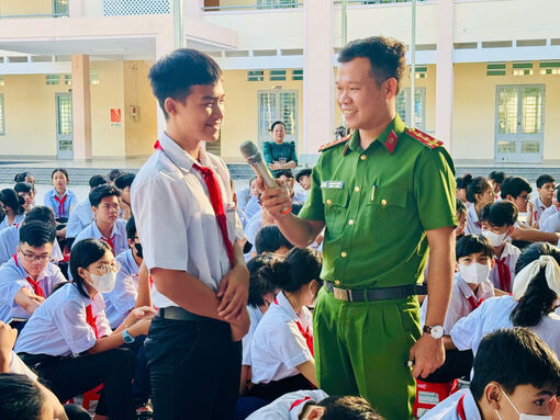 ‘Cầu nối’đưa pháp luật đến với người dân