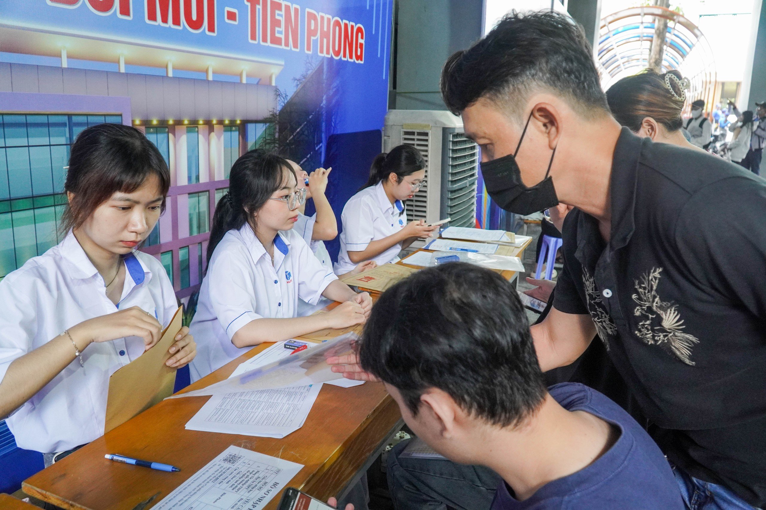 Bất ngờ hình ảnh ngày đầu làm thủ tục nhập học tại Trường ĐH Công thương TP HCM - Ảnh 4.