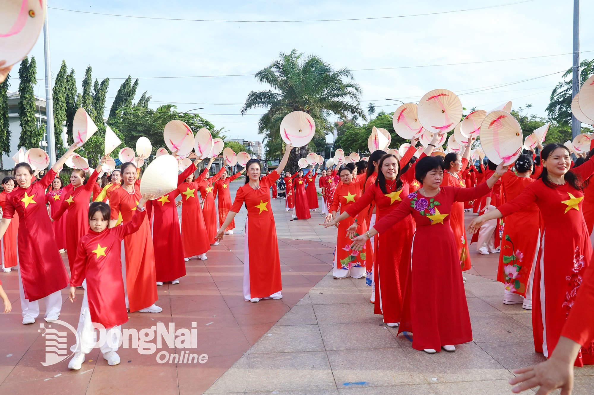 Members of the Dong Nai Province Gymnastics Federation participate in the art of forming figures. Photo: Huy Anh