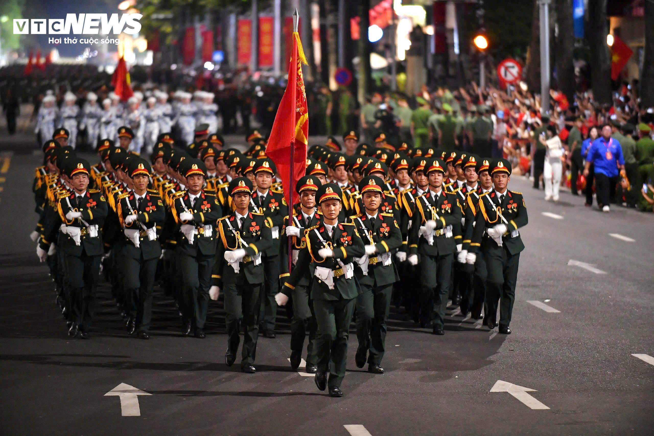 Heute Abend finden die zweite Paradeprobe und der zweite Marsch auf dem Ba-Dinh-Platz statt.