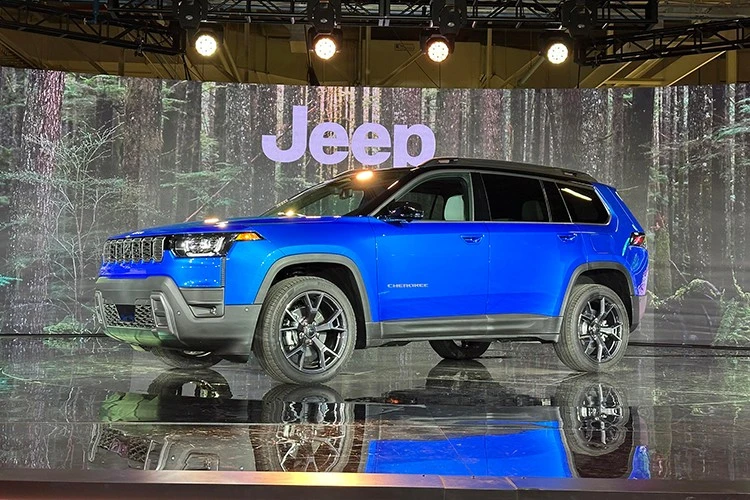 ジープ・チェロキーがハイブリッドエンジン搭載で「生まれ変わる」、マツダCX-5に対抗