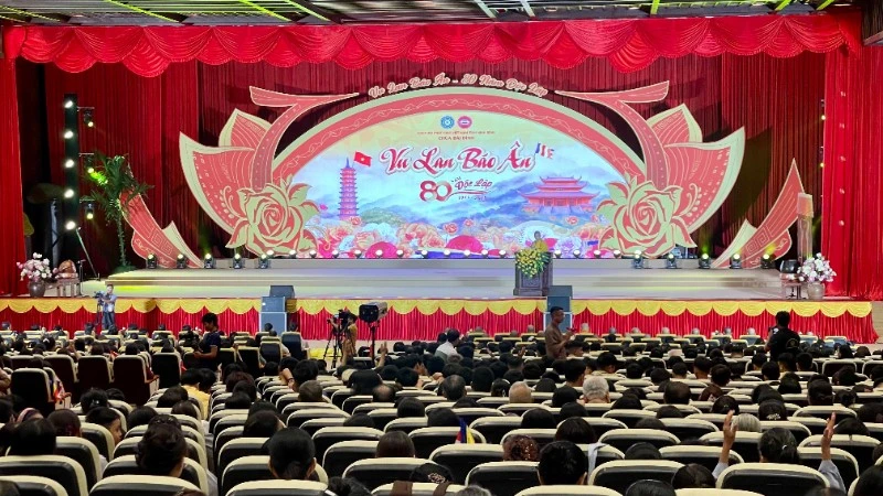 Des milliers de personnes participent au festival de piété filiale de Vu Lan en 2025 à la pagode Bai Dinh
