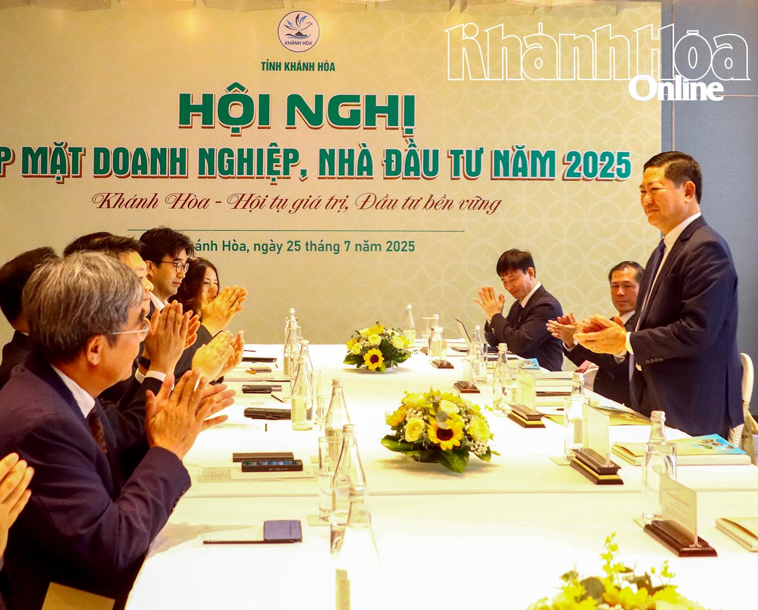 ប្រធានគណៈកម្មាធិការប្រជាជនខេត្ត Tran Quoc Nam បានស្វាគមន៍អ្នកវិនិយោគ FDI នៅកិច្ចប្រជុំធុរកិច្ច។