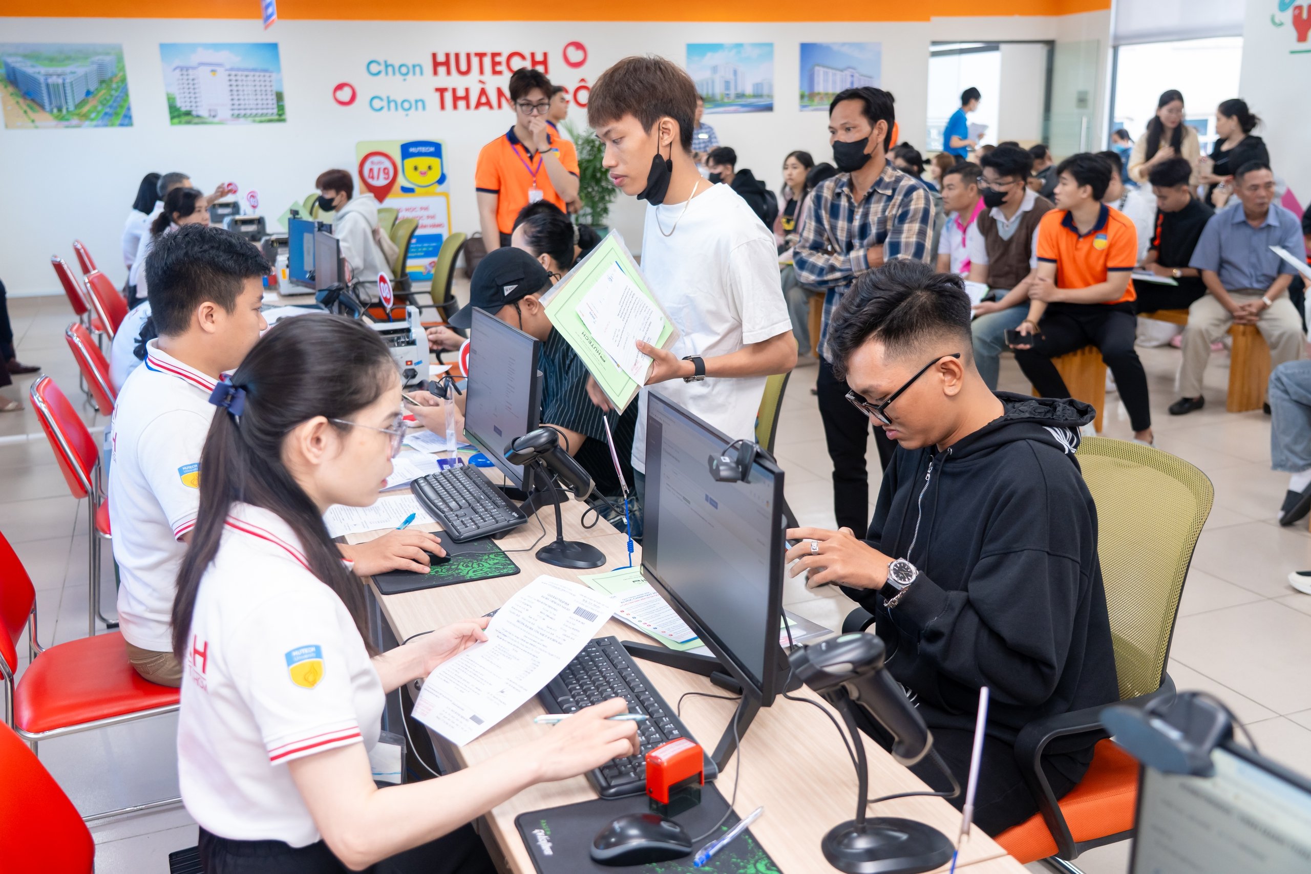 Tân sinh viên hào hứng nhập học sớm để 