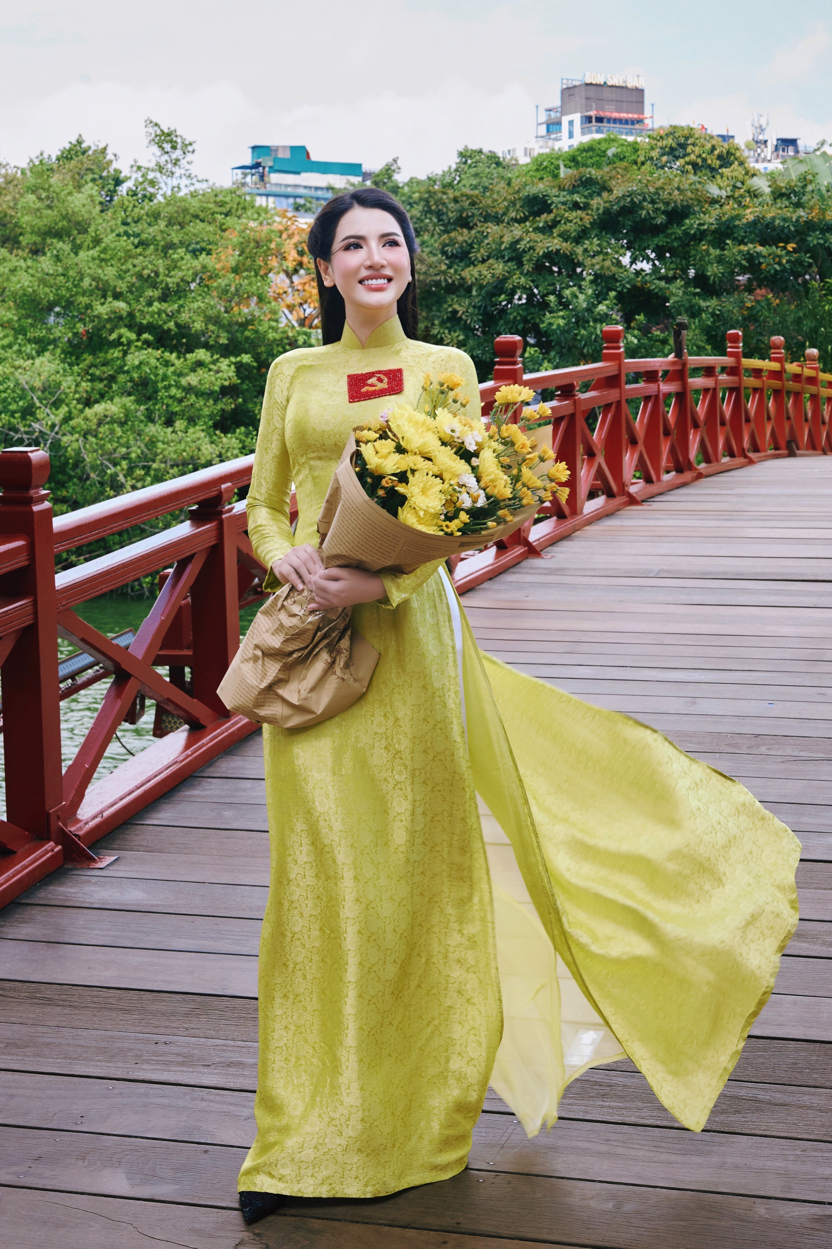 Thiếu tá vào vai girl phố náo loạn Hồ Gươm thướt tha trong tà áo dài - 6
