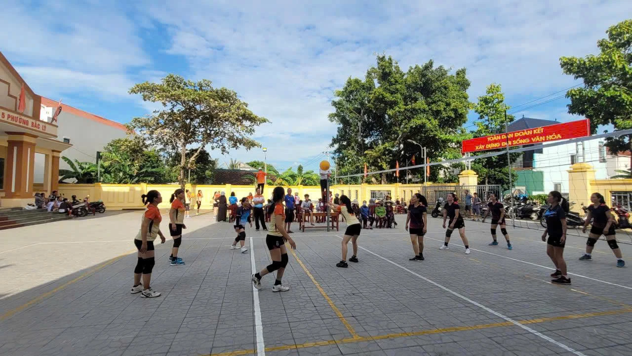 សមាគមនារីនៃវួដ Dong Thuan លេងបាល់ទះអបអរសាទរមហាសន្និបាតលើកទី ១ គណៈកម្មាធិការបក្សវួដ Dong Thuan អាណត្តិ ២០២៥-២០៣០ - រូបថត៖ M.H.