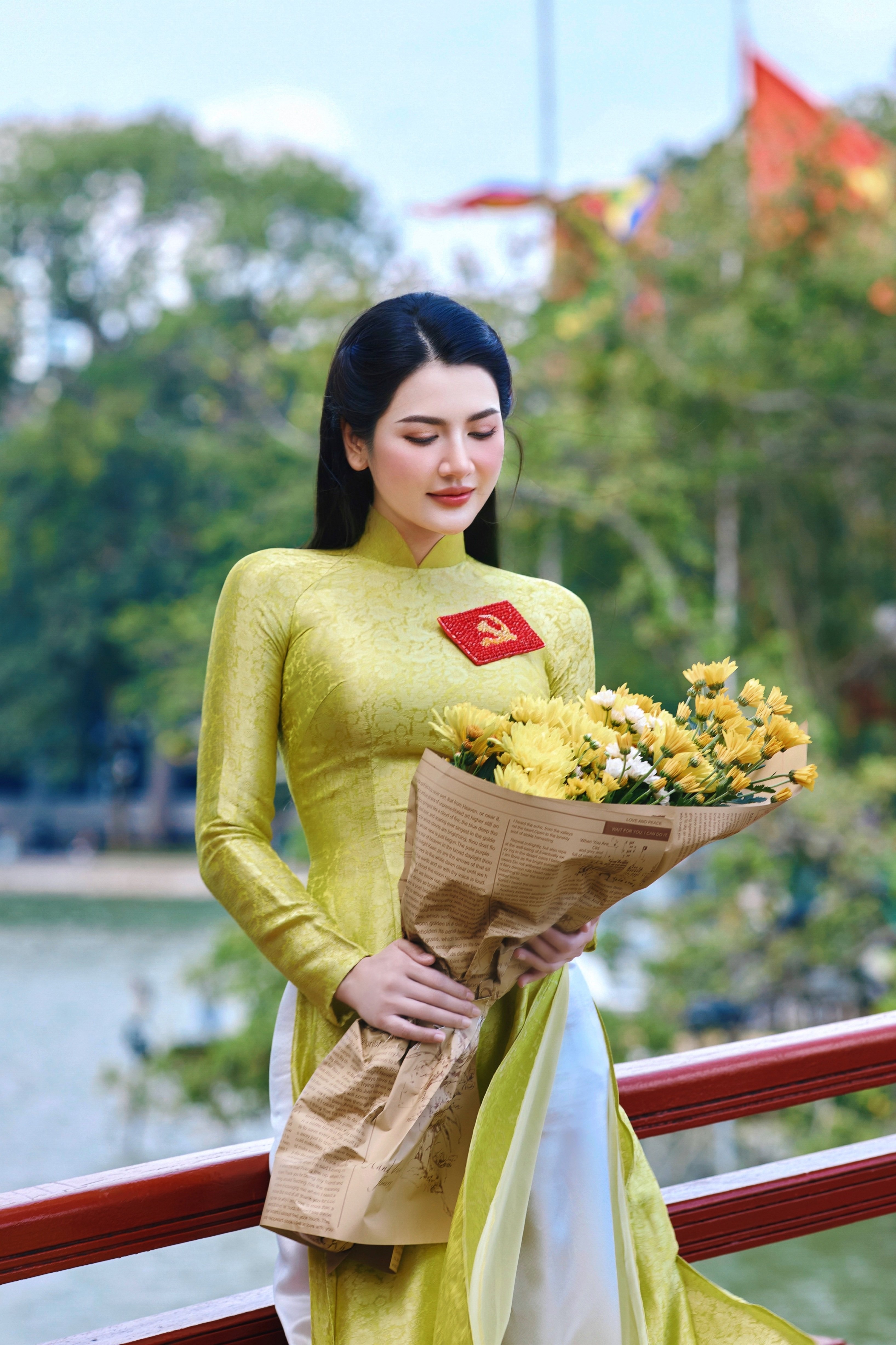 Thiếu tá vào vai girl phố náo loạn Hồ Gươm thướt tha trong tà áo dài - 3