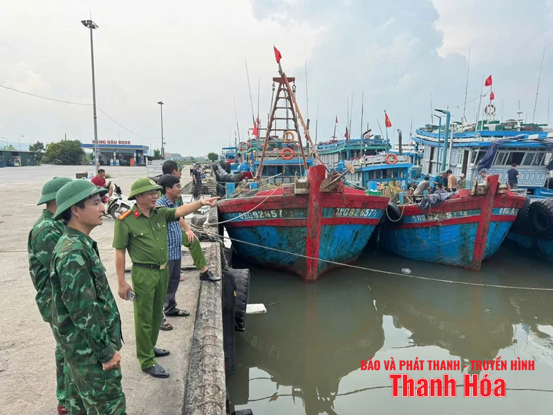 ប៉ូលីស Thanh Hoa នៅជិតមូលដ្ឋាន ចូលរួមជាមួយប្រជាជនក្នុងការប្រយុទ្ធនឹងព្យុះ