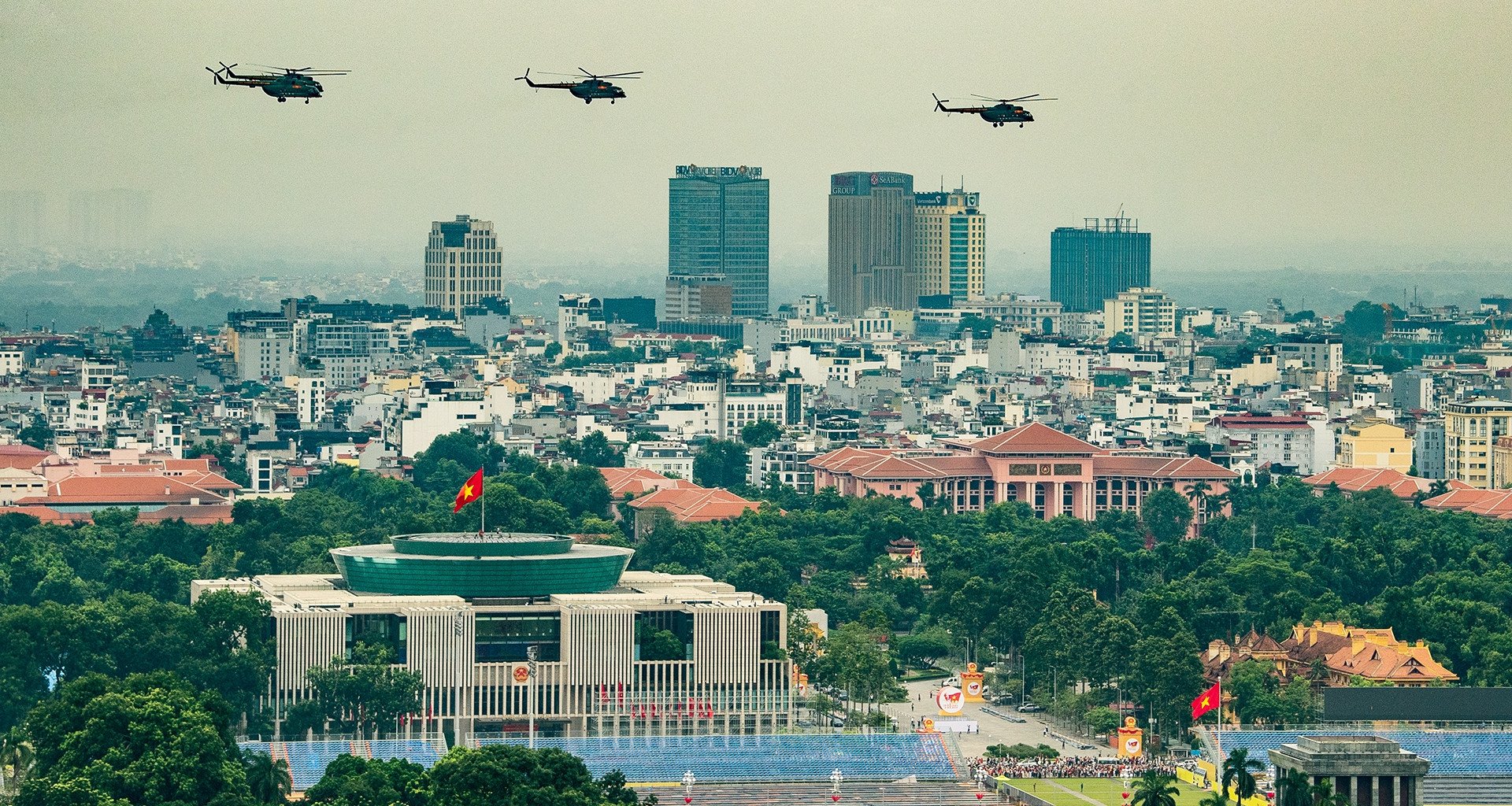 เฮลิคอปเตอร์บินเหนือจัตุรัสบาดิญ