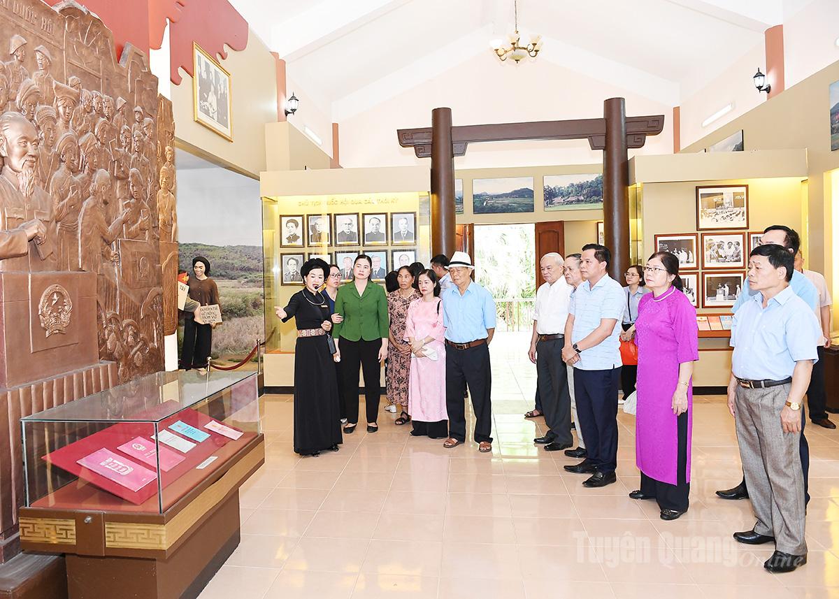 គណៈប្រតិភូ​បាន​ទៅ​ទស្សនា​វិមាន​រំលឹក​វិញ្ញាណក្ខន្ធ​នៅ​ទី​តាំង​ប្រជុំ​គណៈកម្មាធិការ​អចិន្ត្រៃយ៍​រដ្ឋសភា ឃុំ​តាន់ត្រាវ។