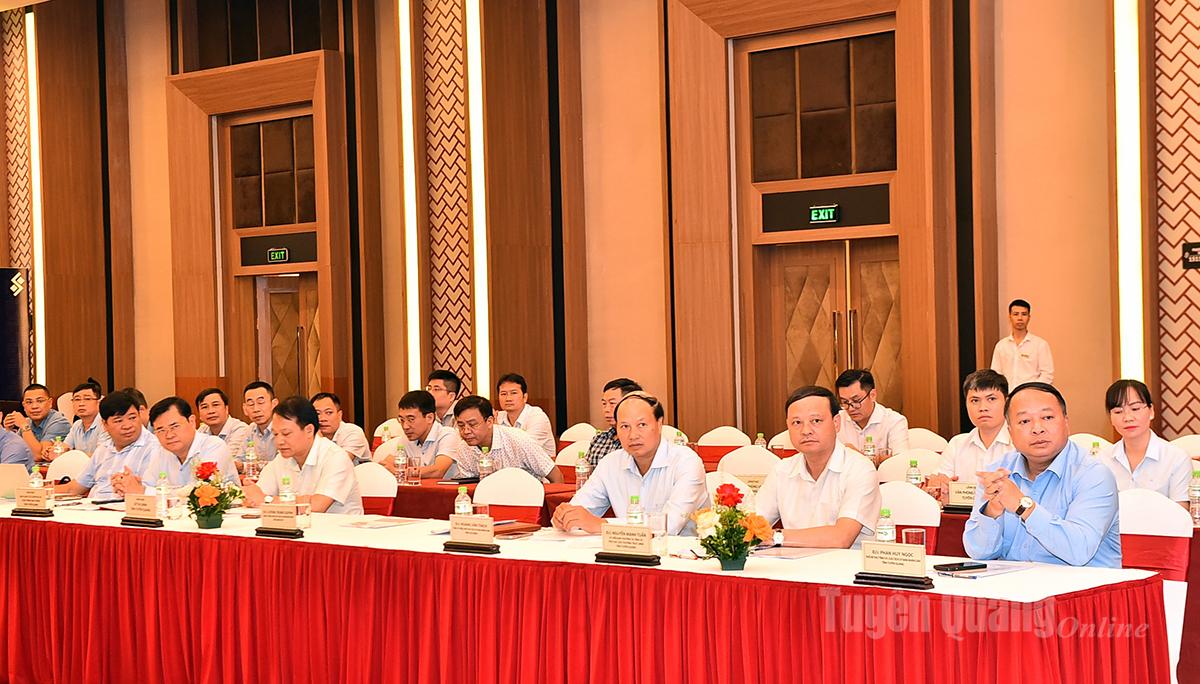 Leaders of the Provincial People's Committee attended the meeting.