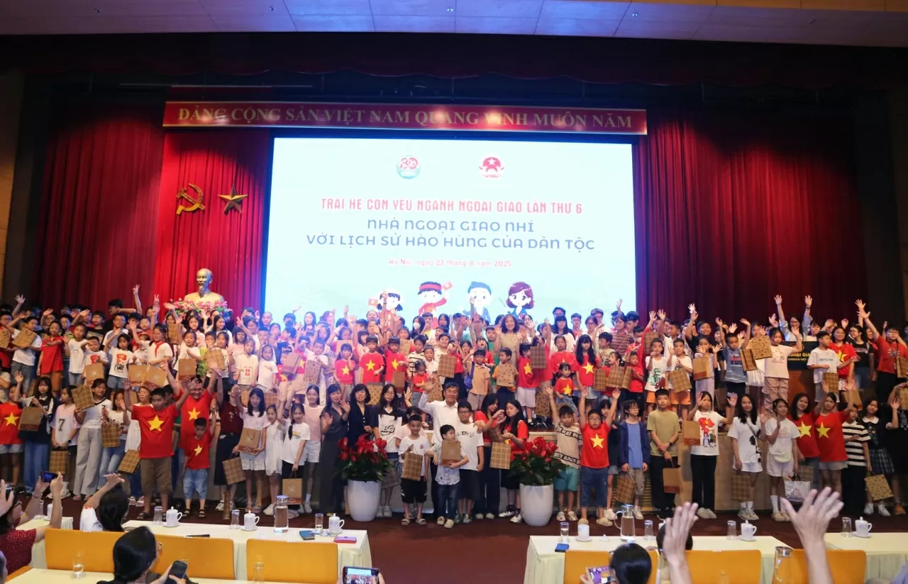 Phu Nhân Vũ Thị Bích Ngọc và Thứ tưởng Thường trực Nguyễn Minh Vũ tặng những xuất quà dành cho các bạn nhỏ. (Ảnh: Thành Long)