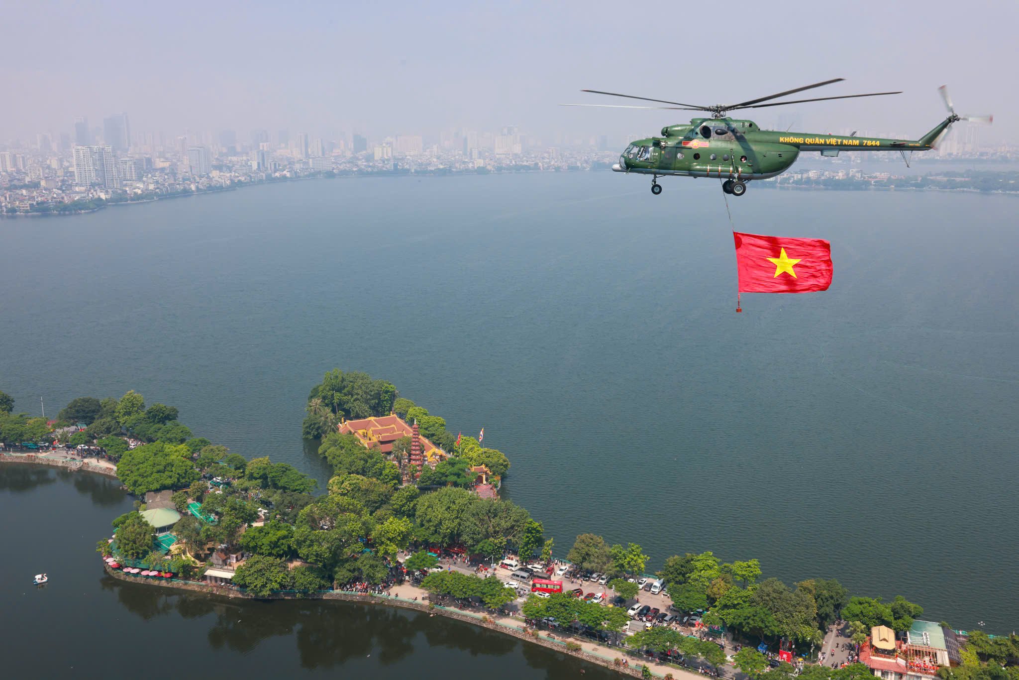 Trực thăng quân sự treo cờ bay diễu binh vào trung tâm Hà Nội- Ảnh 7.