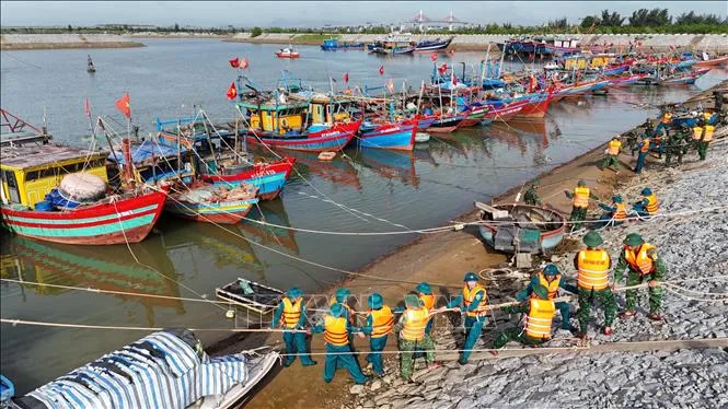 Lực lượng quân đội hỗ trợ neo đậu tại Khu neo đậu tránh trú bão Cửa Hội (xã Đan Hải, tỉnh Hà Tĩnh).
