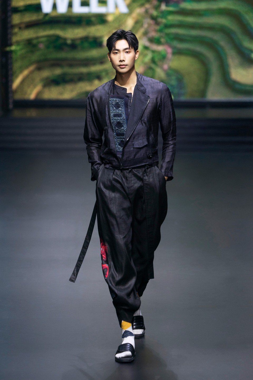 6-men's-looks-in-the-magical-collection-of-designer-vu-viet-ha4.jpg