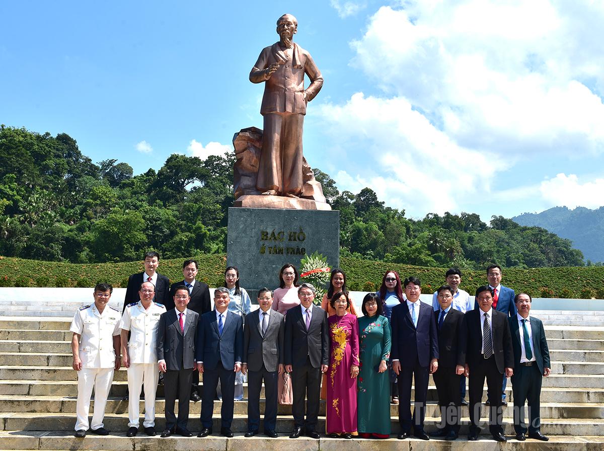 Đoàn đại biểu Bộ Tư pháp và lãnh đạo tỉnh Tuyên Quang chụp ảnh lưu niệm tại Tượng đài Bác Hồ ở Tân Trào.