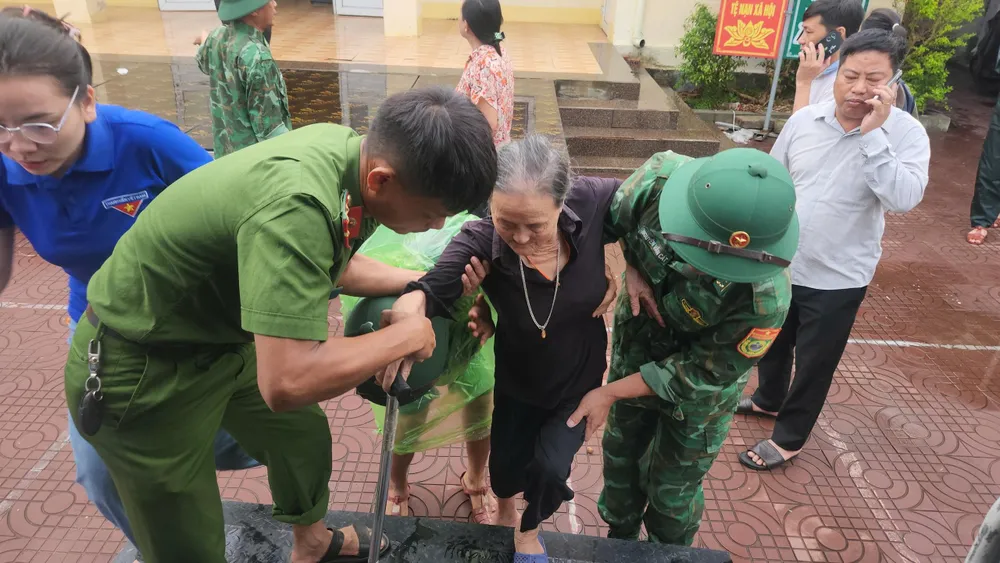 Authorities help evacuate people in Thien Cam commune, Ha Tinh province to safe shelters.