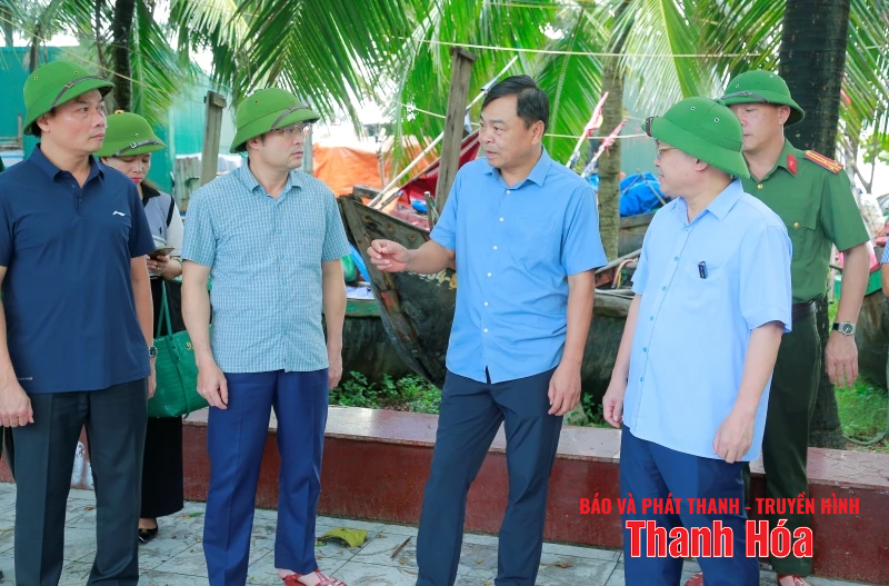 รองปลัดกระทรวงเกษตรและสิ่งแวดล้อมตรวจสอบการรับมือกับพายุลูกที่ 5 ในเมืองทัญฮว้า