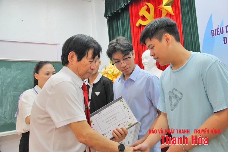 บริษัท Thanh Hoa Power Construction Joint Stock มอบรางวัลแก่นักศึกษา 171 คนสำหรับความสำเร็จทางการศึกษาของพวกเขา
