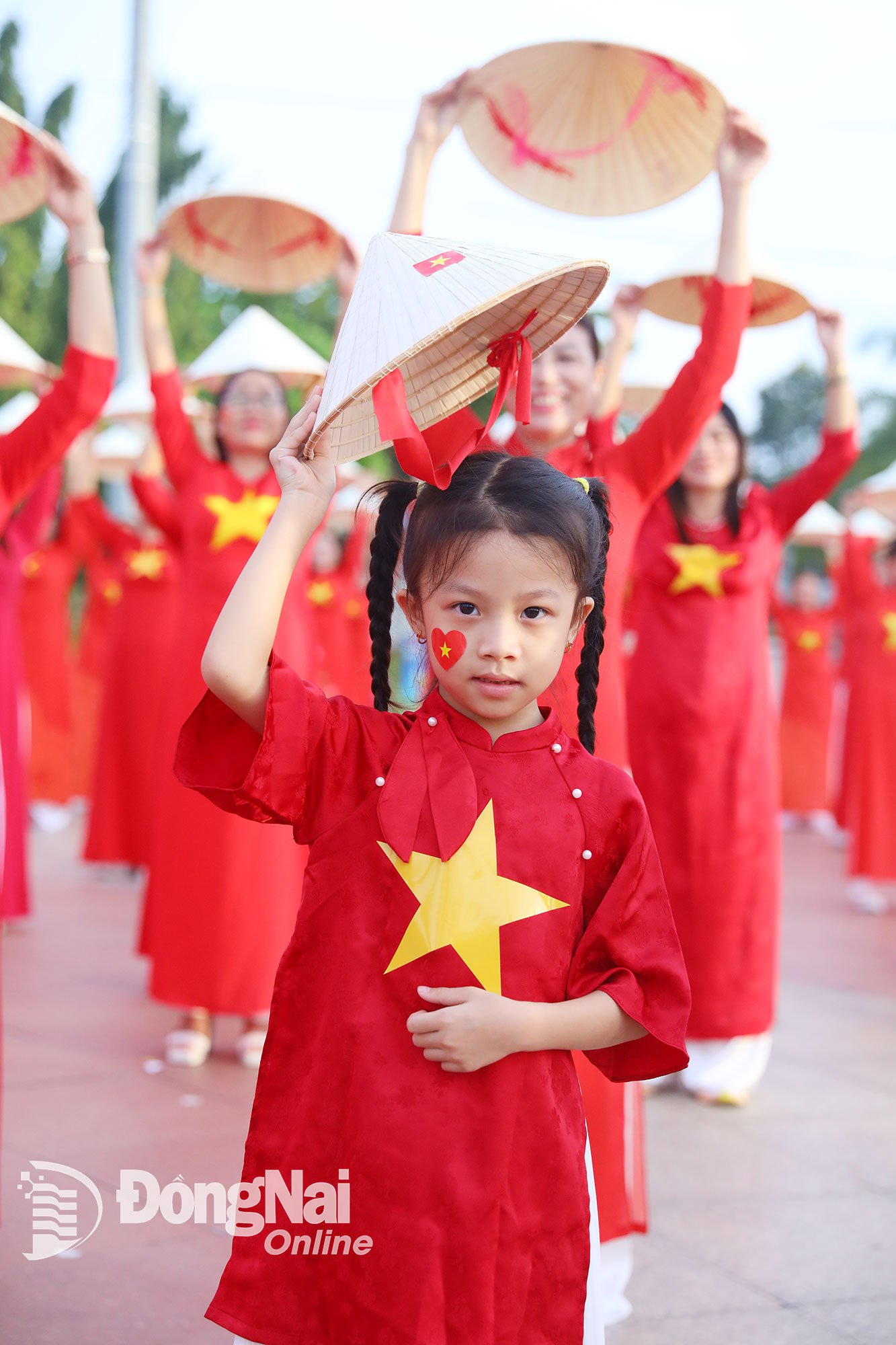 កុមារចូលរួមក្នុងសិល្បៈនៃការសម្តែងប្លុក។ រូបថត៖ ហ៊ុយ អាញ់ 