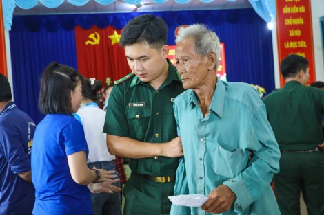 Le commandement militaire provincial de Tay Ninh a coordonné l'organisation d'examens médicaux, de traitements et de cadeaux pour les personnes des zones frontalières.