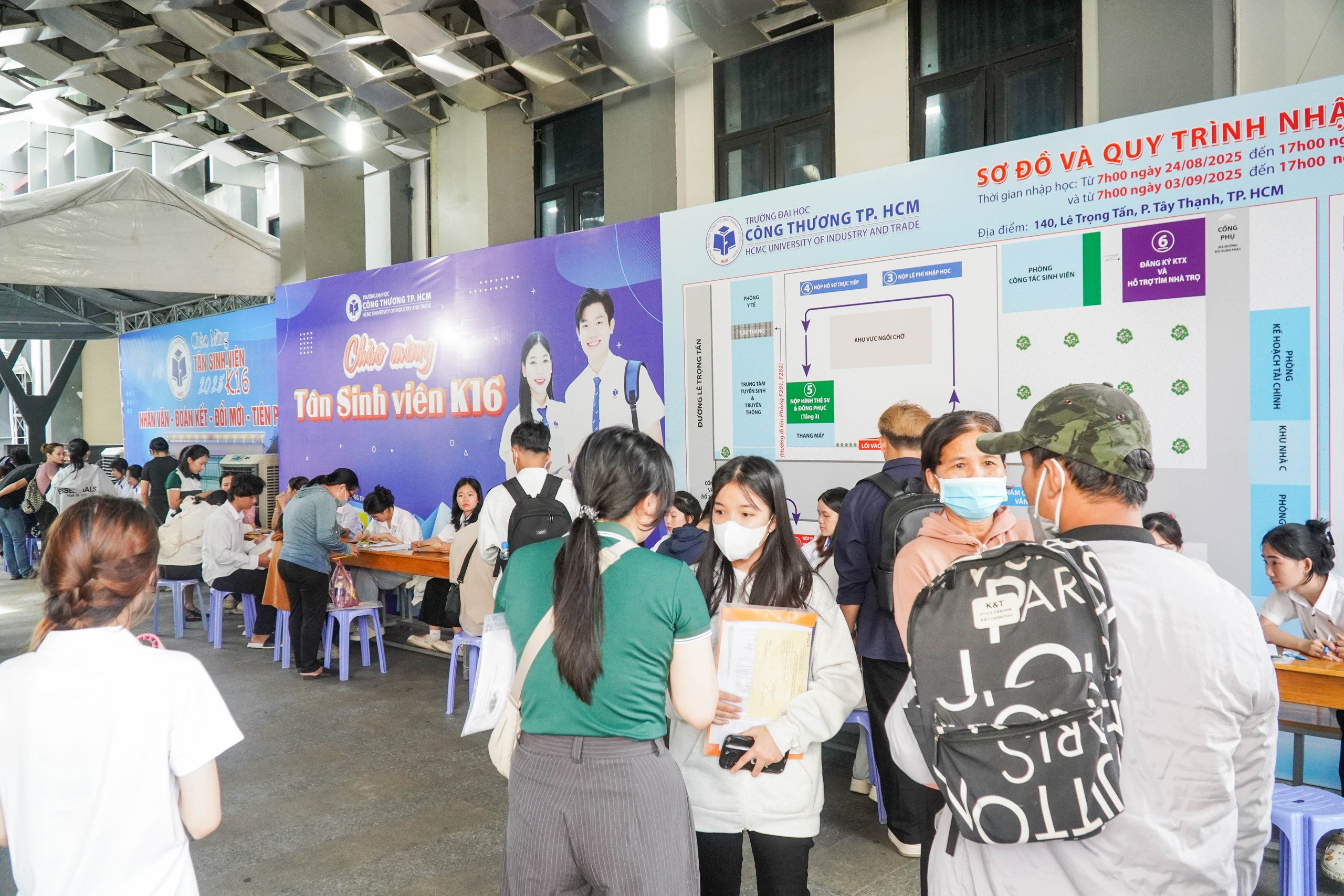 Bất ngờ hình ảnh ngày đầu làm thủ tục nhập học tại Trường ĐH Công thương TP HCM - Ảnh 3.