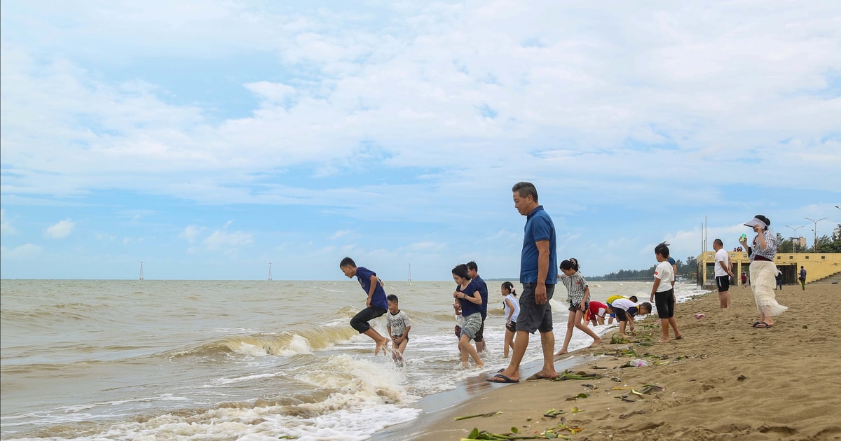 ទោះ​បី​ជា​មាន​គ្រោះ​ថ្នាក់​ក៏​ដោយ កុមារ​ជា​ច្រើន​នៅ​តែ​លេង​នៅ​ក្នុង​រលក​មុន​ពេល​ព្យុះ​បោក​បក់។