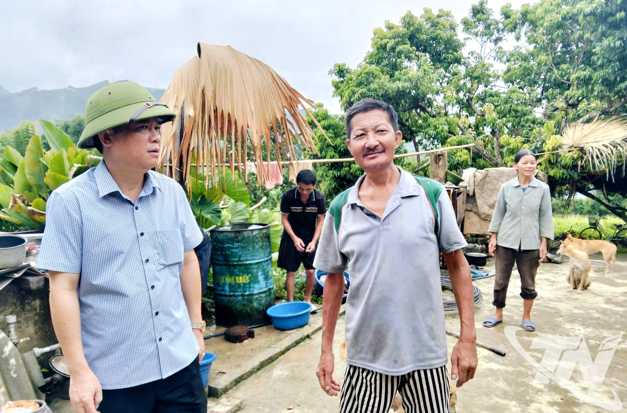 សមមិត្ត Hoang Nguyen Viet លេខាបក្ស និងជាប្រធានក្រុមប្រឹក្សាប្រជាជនឃុំ Thanh Thinh បានចុះទៅពិនិត្យស្ថានភាព និងដឹកនាំការរុះរើការលំបាកក្នុងការរុះរើផ្ទះបណ្តោះអាសន្ន និងរុះរើនៅភូមិ Ban Chang។