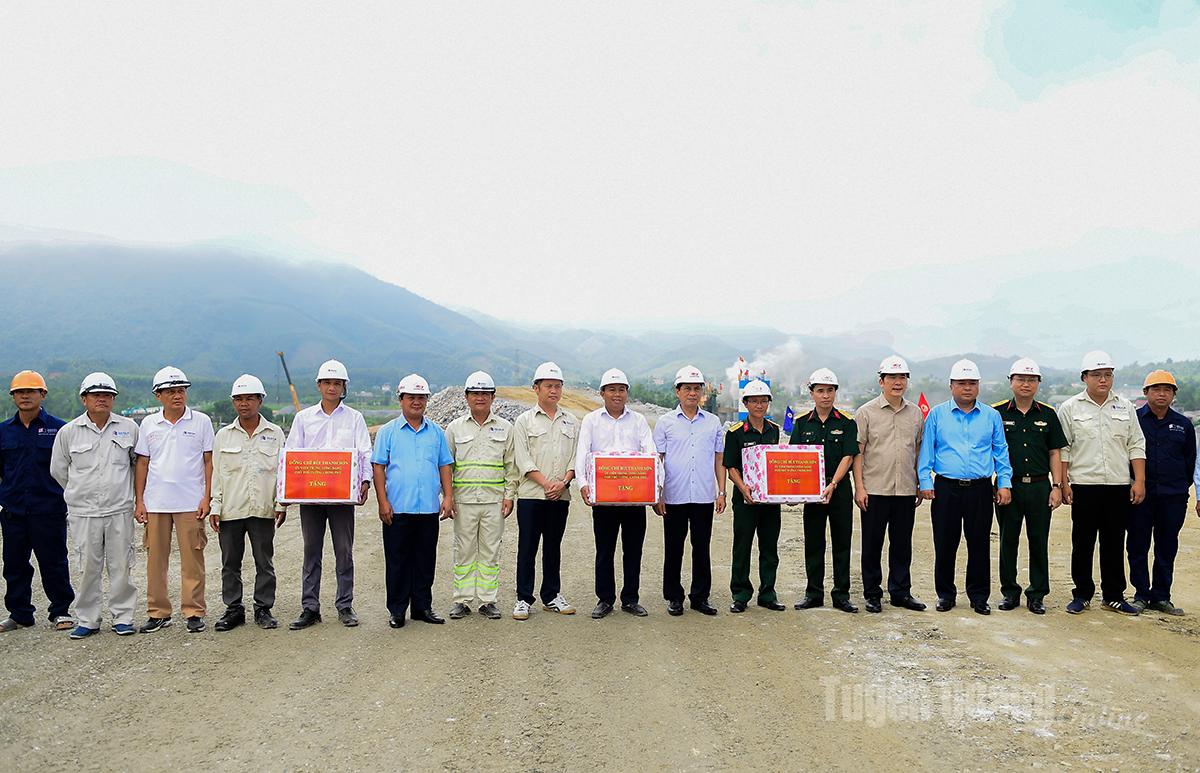 Deputy Prime Minister Bui Thanh Son and provincial leaders presented gifts to officials and workers constructing the Tuyen Quang - Ha Giang expressway.
