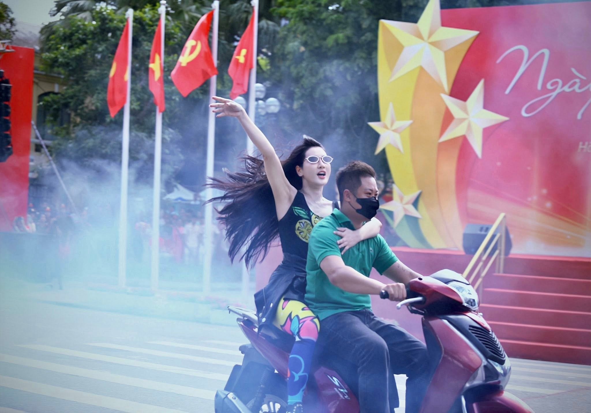 Thiếu tá vào vai girl phố náo loạn Hồ Gươm thướt tha trong tà áo dài - 1