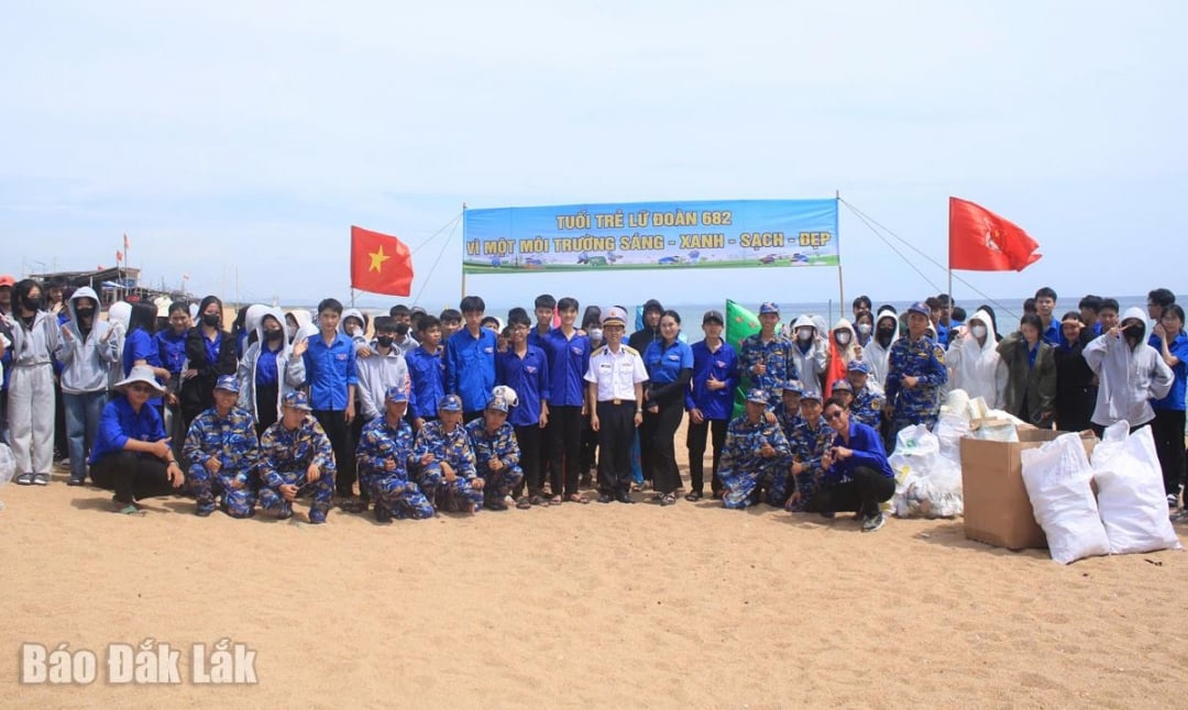 អង្គភាពទាំងពីរបានថតរូបអនុស្សាវរីយ៍នៅឆ្នេរ Hoa Hiep បន្ទាប់ពីកម្មវិធីដ៏មានអត្ថន័យនៃការរួមដៃគ្នាសម្អាតបរិស្ថានសមុទ្រ។