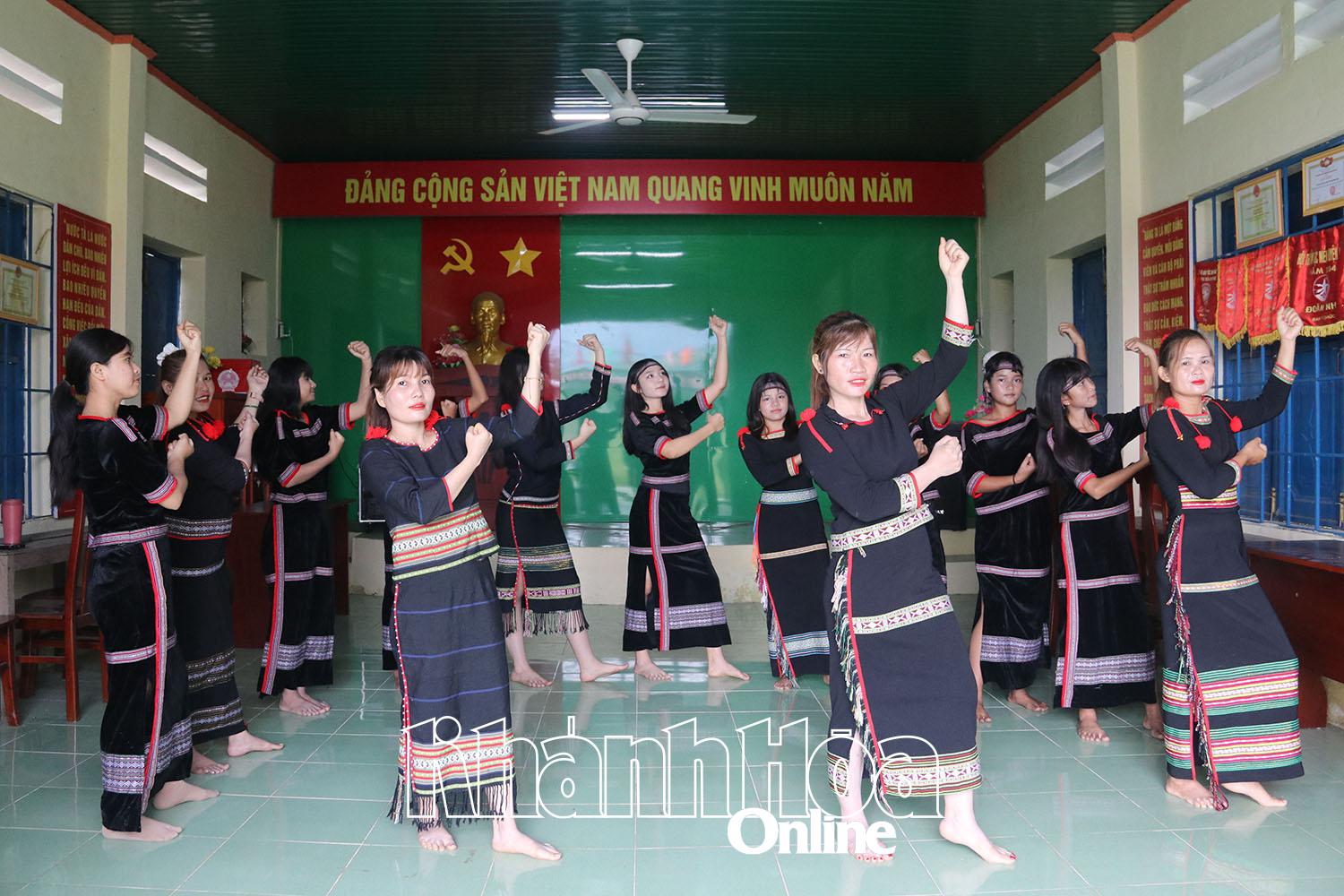 ថែរក្សារបាំប្រពៃណីរបស់ជនជាតិ Ede