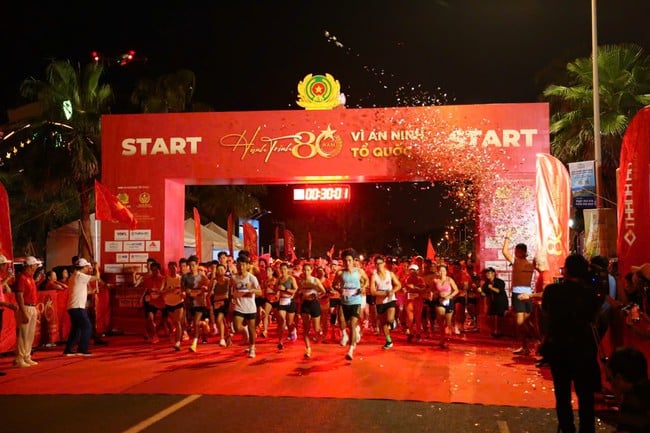 Hơn 3.000 vận động viên tham gia giải chạy “Hành trình 80 năm vì An ninh Tổ quốc”- Ảnh 4.