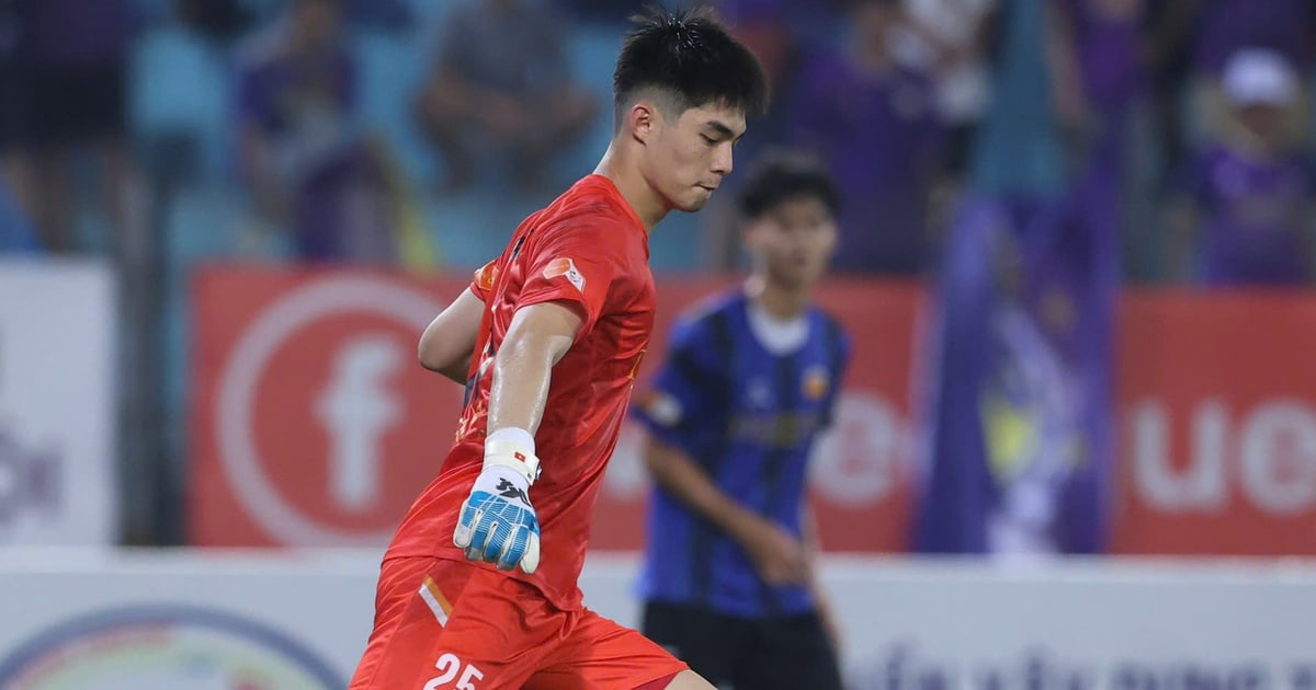 2 altos porteros de Vietnam Sub-23 se convierten en 'hombres araña': ¡¿quién está más feliz que el entrenador Kim?!