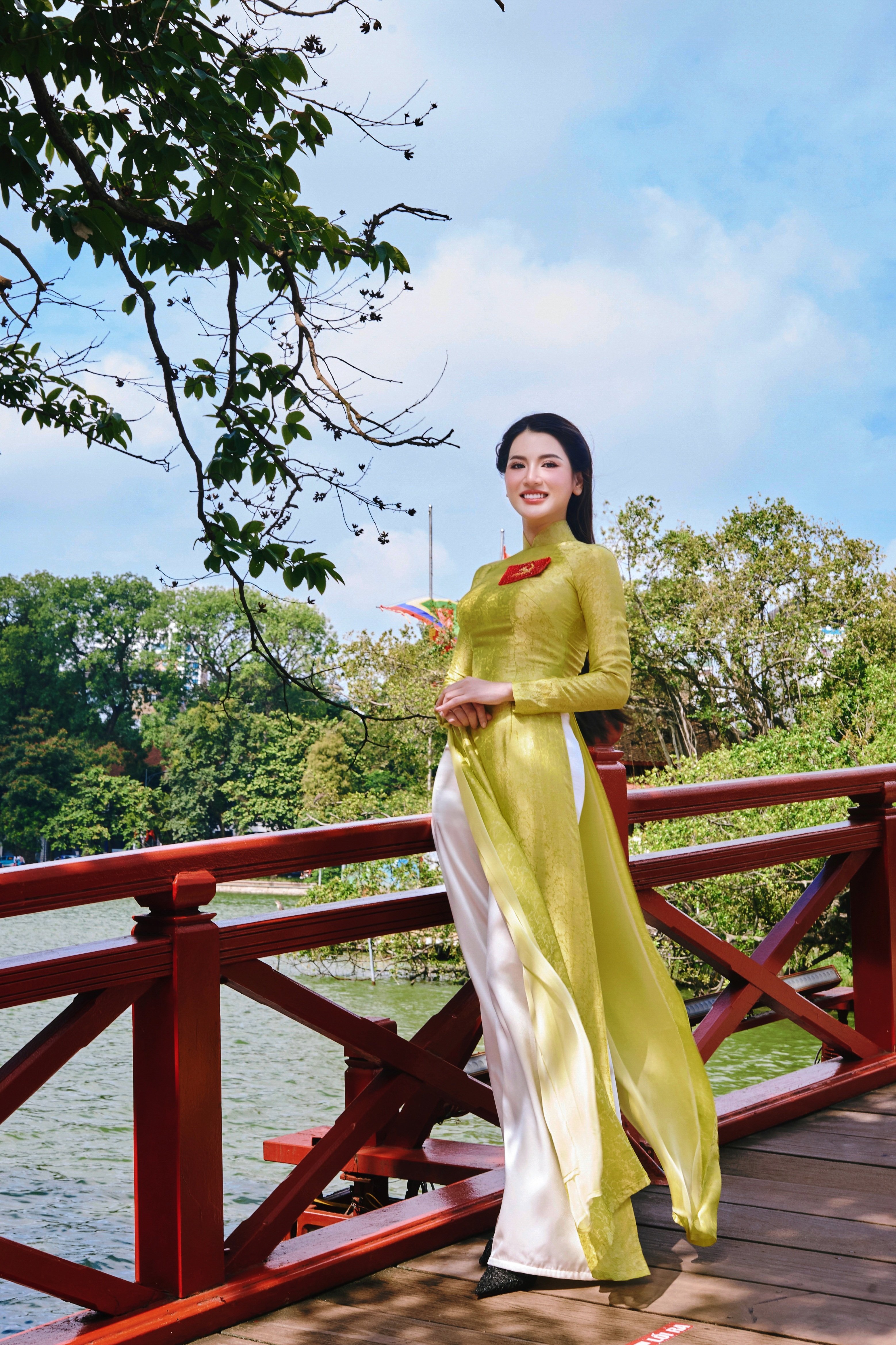 Thiếu tá vào vai girl phố náo loạn Hồ Gươm thướt tha trong tà áo dài - 4