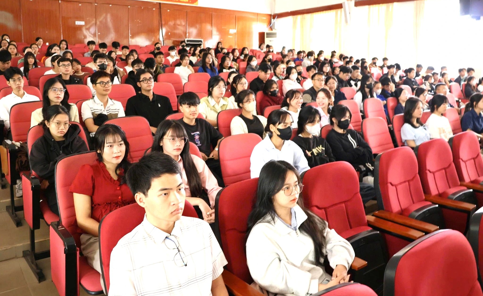 Trường ĐH nói gì khi điểm chuẩn ngành y khoa thấp hơn cả ngành điều dưỡng? - Ảnh 1.