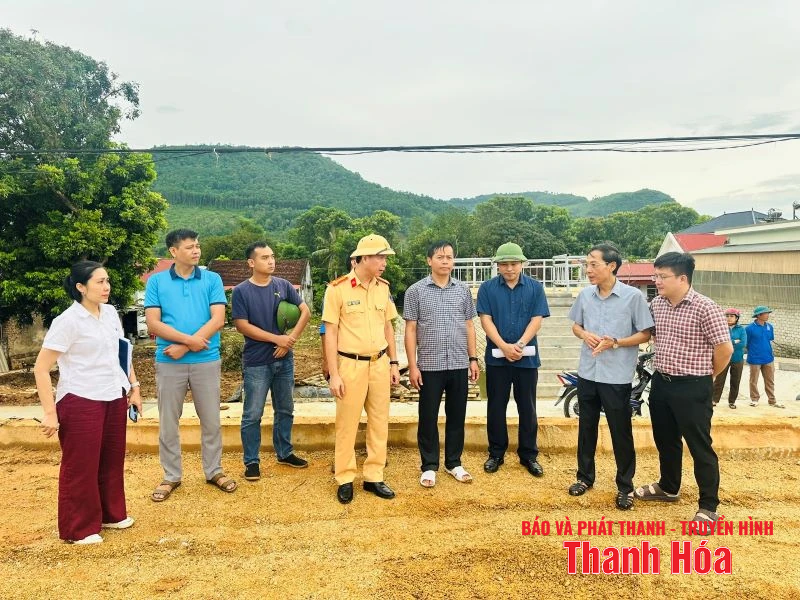 Der stellvertretende Vorsitzende des Volkskomitees der Provinz, Dau Thanh Tung, besichtigte die Reaktion auf Sturm Nr. 5.
