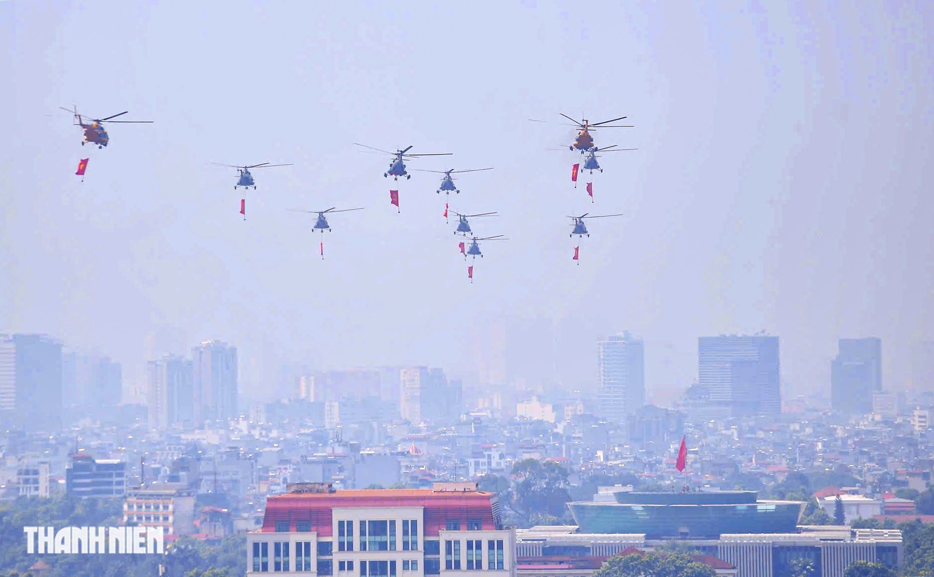 ប្រជាជនត្រូវបានរំកិលទៅមើលដោយភ្នែកផ្ទាល់នូវឧទ្ធម្ភាគចក្រលើកទង់ជាតិនៅលើមេឃនៃទីក្រុងហាណូយ - រូបថត ៣.