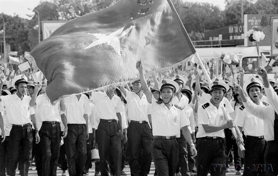 Khối quần chúng diễu hành qua lễ đài trong sáng 2/9/1975. (Ảnh: TTXVN)
