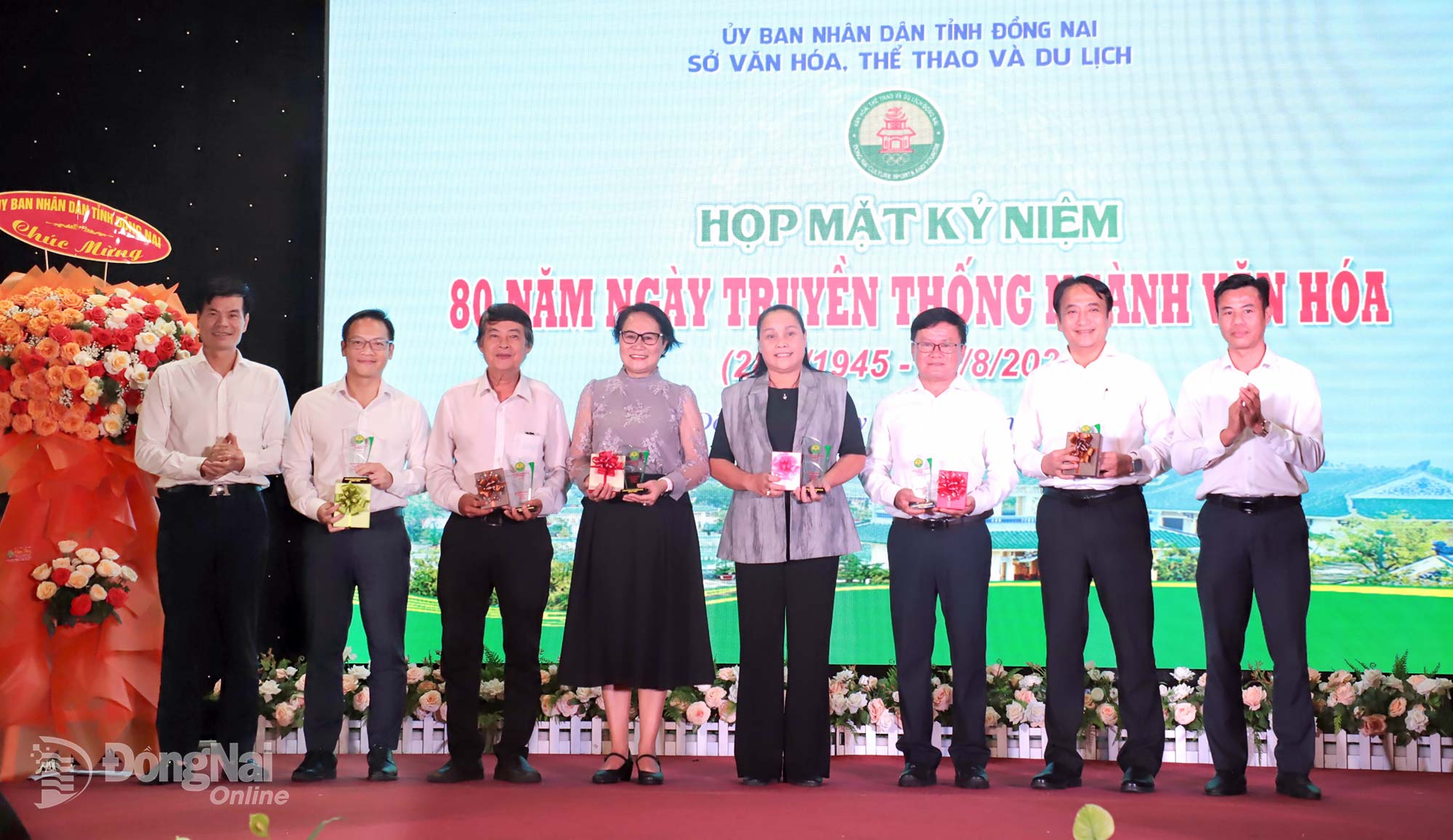 ผู้นำกรมวัฒนธรรม กีฬา และการท่องเที่ยวจังหวัดด่งนายมอบของขวัญแสดงความขอบคุณแก่อดีตผู้นำอุตสาหกรรม ภาพ: My Ny