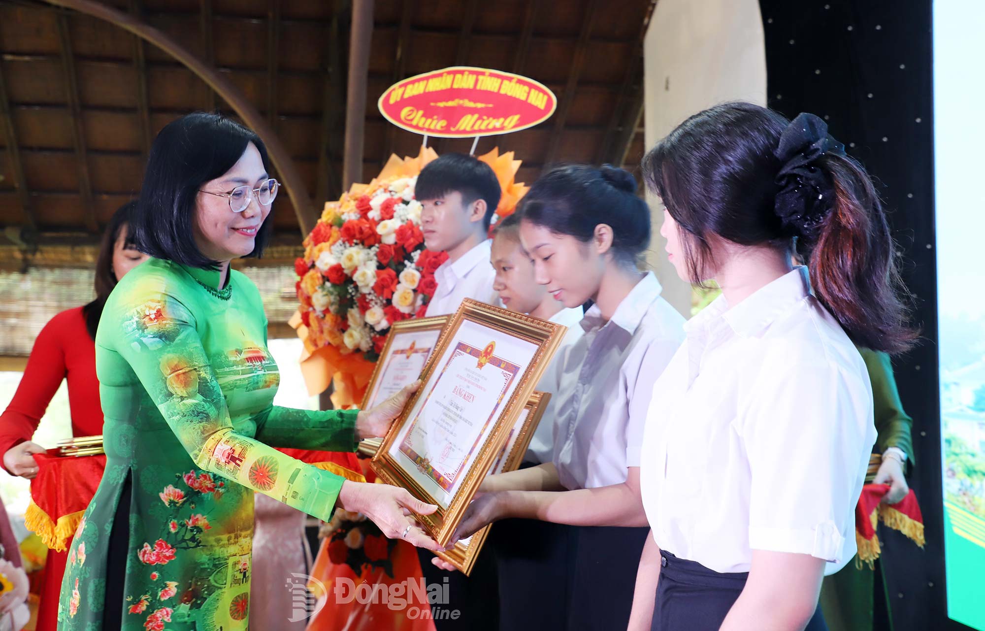 เหงียน ถิ ฮวง สมาชิกคณะกรรมการพรรคประจำจังหวัด และรองประธานคณะกรรมการประชาชนจังหวัดด่งนาย มอบประกาศนียบัตรเกียรติคุณแก่บุคคล ภาพ: My Ny