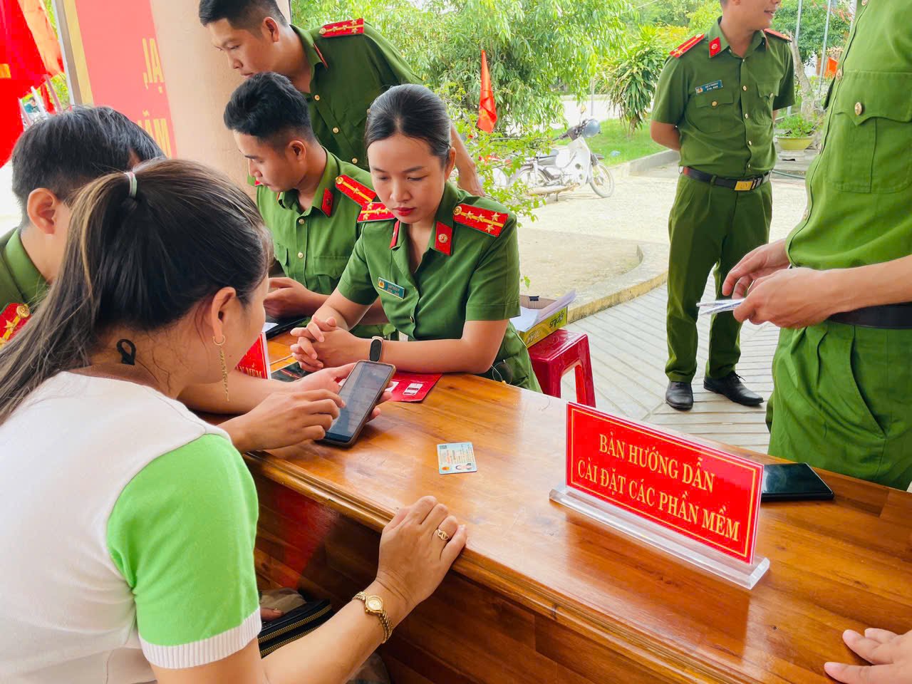 ឃុំ Duc Binh - សម្ពោធ និងបណ្ដុះបណ្ដាលកងកម្លាំងស្នូល រៀបចំ 100 ថ្ងៃកំពូលនៃការអនុវត្តចលនា "ការអប់រំឌីជីថលសម្រាប់ទាំងអស់គ្នា"