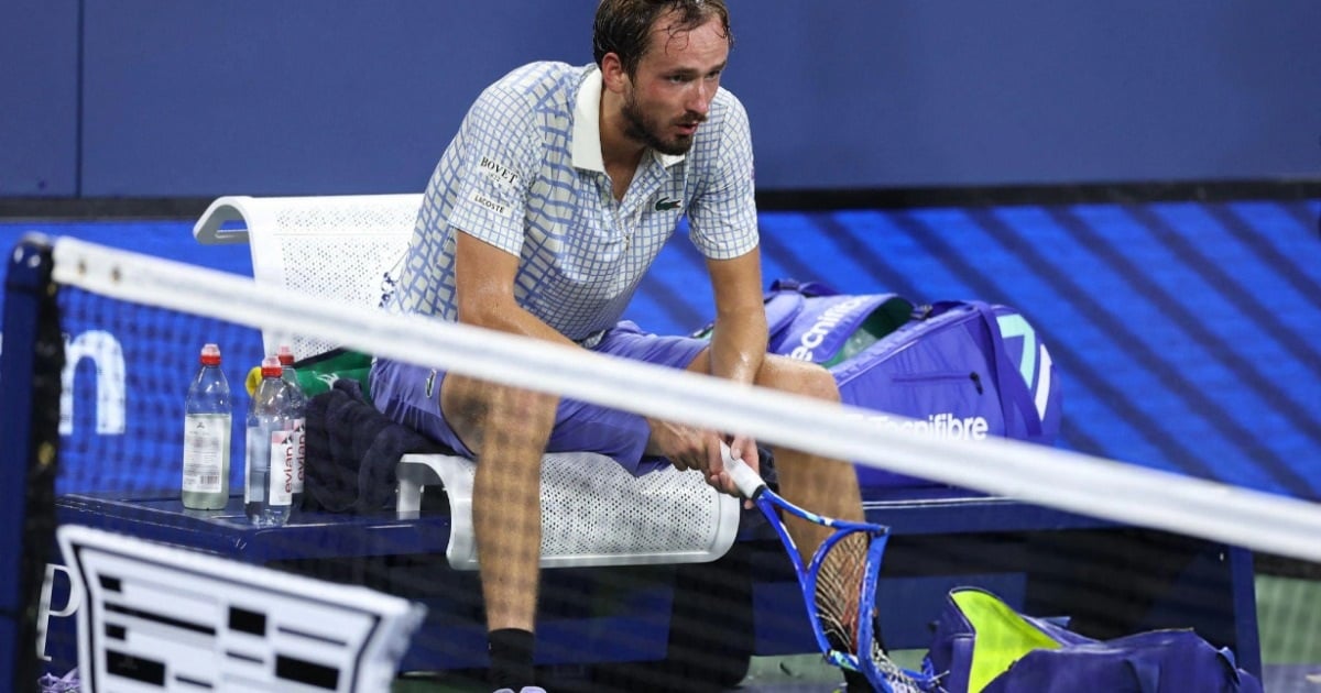 Medvedev kích động khán giả, đập nát vợt sau khi bị loại sớm tại US Open