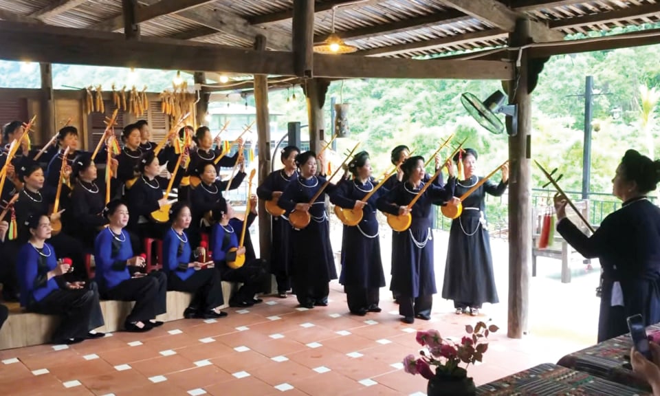 Quand les gens deviennent des « artisans » préservant la culture nationale - Cao Bang Electronic Newspaper