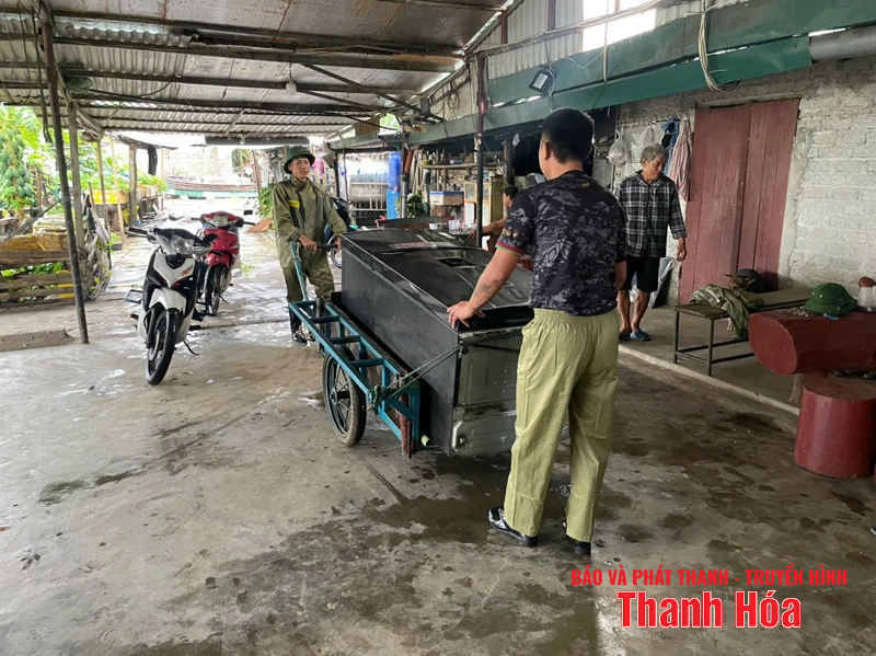 ប៉ូលីស Thanh Hoa ធ្វើការពេញមួយយប់ ដើម្បីជម្លៀសប្រជាជន ដើម្បីត្រៀមទប់ទល់នឹងព្យុះលេខ ៥