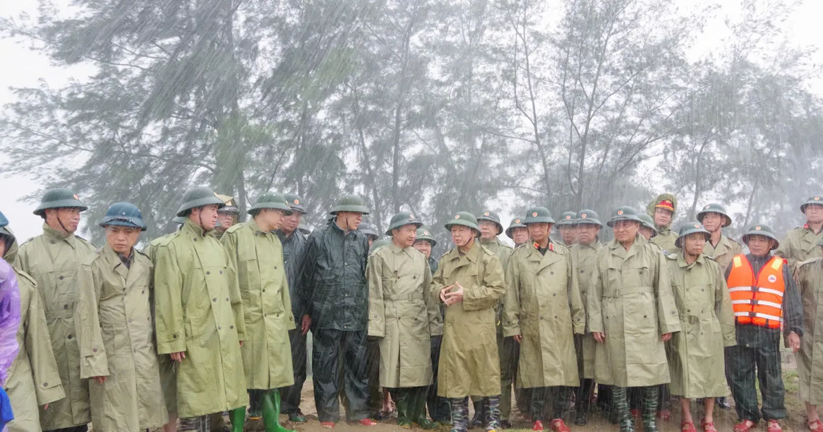 Le vice-Premier ministre Tran Hong Ha inspecte les travaux de réponse à la tempête à Ha Tinh